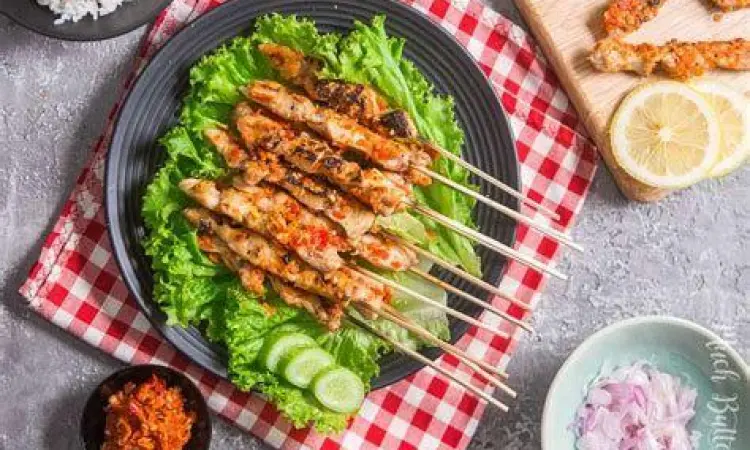 Tampilan sate asin pedas khas Bandung dengan taburan koya