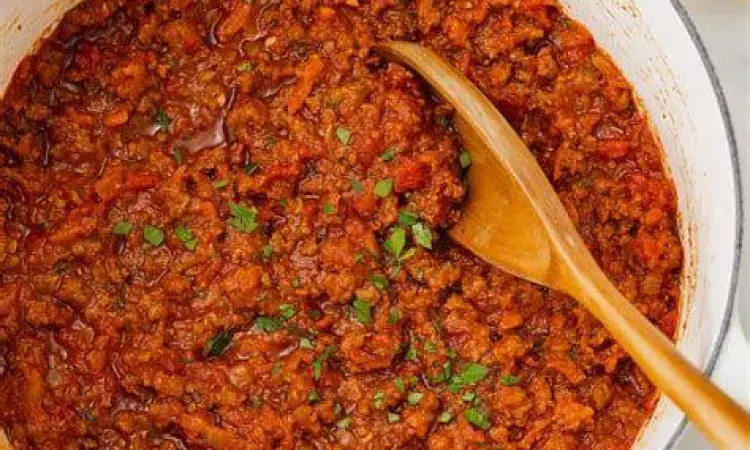 Teknik Simmering Saus Bolognese Proses memasak bumbu spaghetti bolognese di wajan