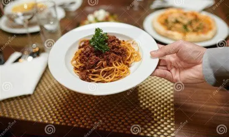 Spaghetti Bolognese Siap Santap Sajian akhir spaghetti bolognese dengan parutan keju