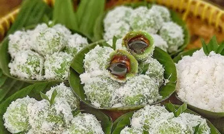 Klepon dengan taburan kelapa parut dan isi gula merah