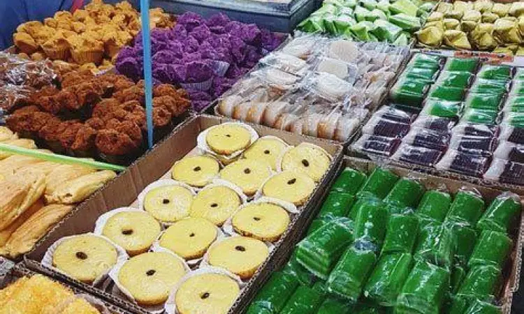 Pasar Kue Subuh Suasana pasar subuh yang menjual berbagai macam kue basah