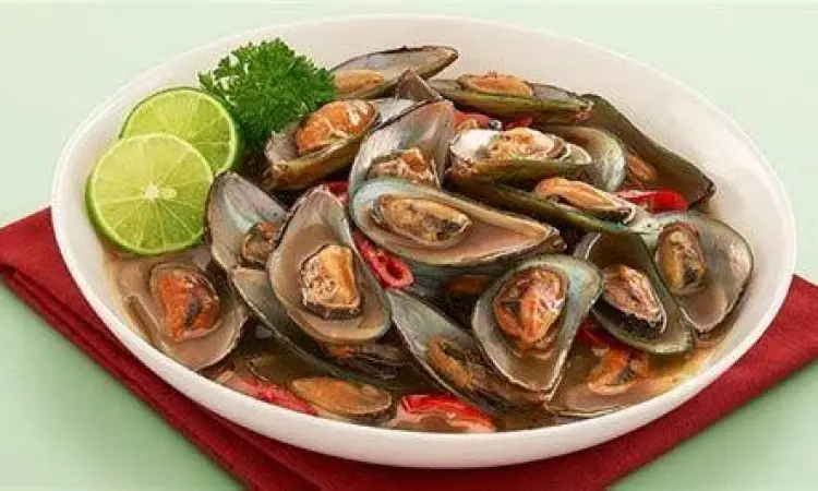 Hidangan Kerang Hijau Siap Saji Penyajian kerang hijau dengan saus yang kental dan gurih