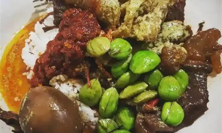 Gudeg Koyor Mbak Tum Warung gudeg koyor mbak tum semarang yang ramai pengunjung