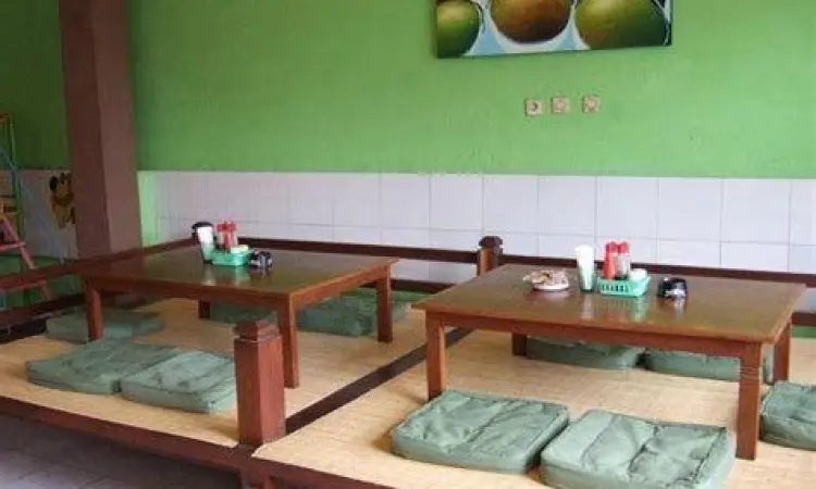 Makan Lesehan Semarang Suasana makan lesehan gudeg koyor di pinggir jalan