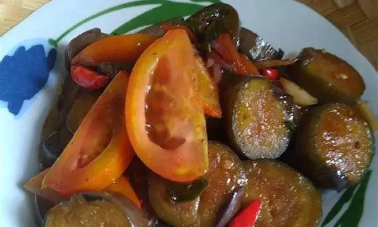 Tumis Terong Ungu Matang Sajian akhir tumis terong ungu di piring saji