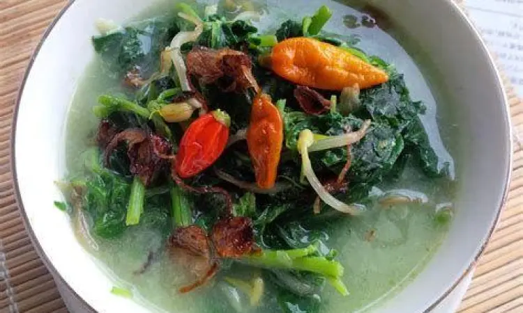 Sajian sayur bobor lengkap dengan sambal terasi dan tempe goreng