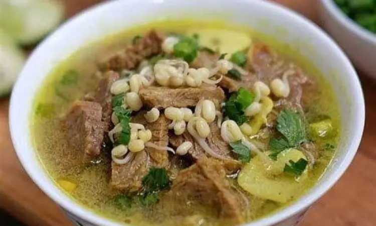 Menumis Bumbu Soto Proses menumis bumbu halus soto sapi