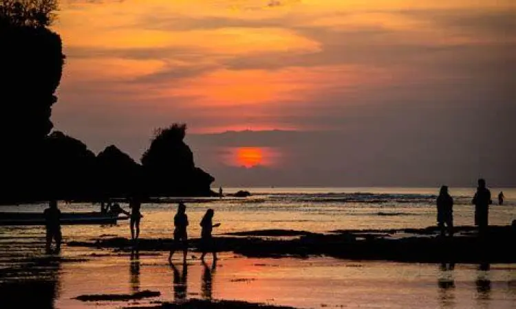 Sunset di Labuan Sait Pemandangan matahari terbenam yang romantis di Pantai Padang Padang
