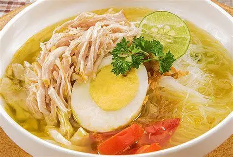 Menumis Bumbu Soto Proses menumis bumbu halus soto ayam di wajan