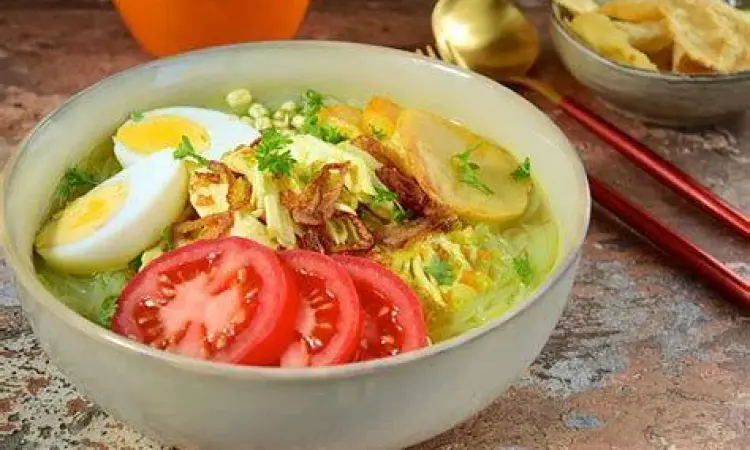 Sajian semangkuk soto ayam kuning hangat
