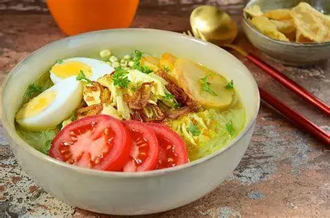 Soto Ayam Siap Saji Sajian semangkuk soto ayam kuning hangat