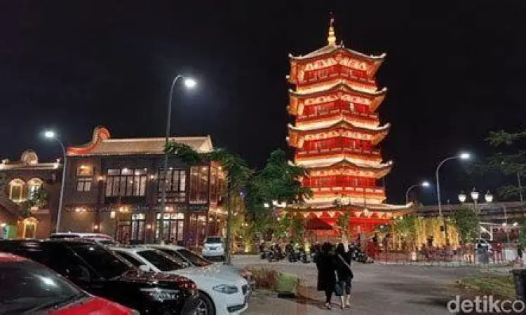 Pantjoran PIK Night View Suasana malam hari di Pantjoran PIK yang penuh lampu