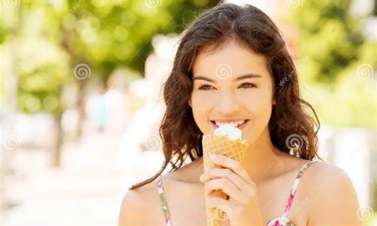 Seseorang menikmati ice cream terdekat dengan bahagia