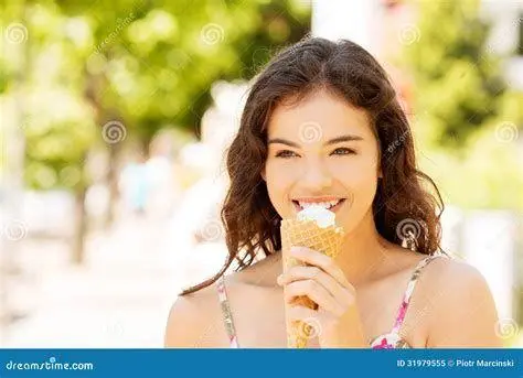 Kenikmatan Makan Es Krim Seseorang menikmati ice cream terdekat dengan bahagia