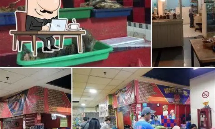 Suasana Interior Waroeng Tiki Taka Interior bertema bola di Waroeng Tiki Taka