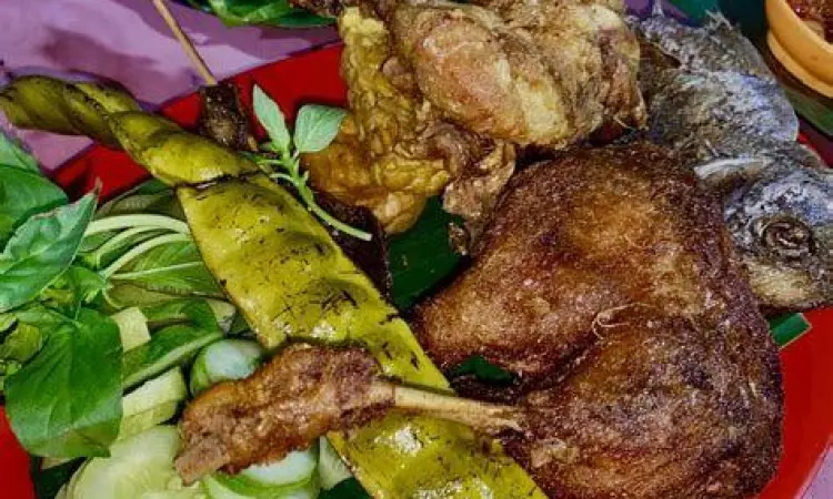 Menu Favorit Waroeng Tiki Taka Sajian nasi goreng dan mie instan spesial