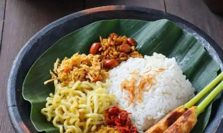 Nasi Jinggo Waroeng Tiki Taka Sajian Nasi Jinggo khas Waroeng Tiki Taka dengan lauk lengkap