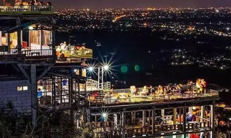 Suasana Waroeng Tiki Taka Keriuhan pengunjung di Waroeng Tiki Taka saat jam sibuk