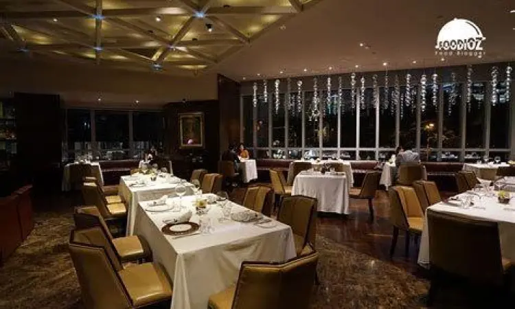 Suasana fine dining di kawasan SCBD Jakarta Selatan