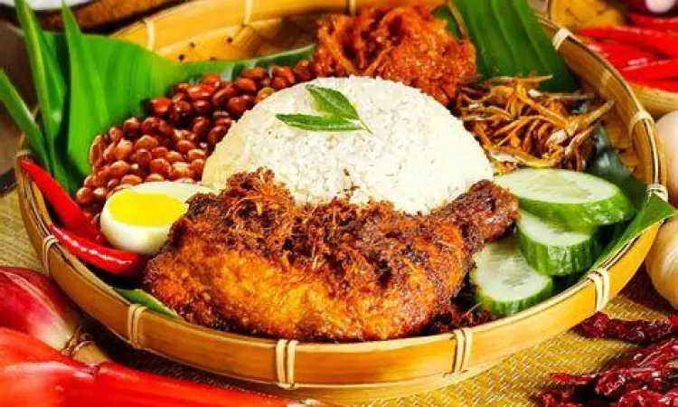 nasi lemak dengan ayam goreng berempah krispi