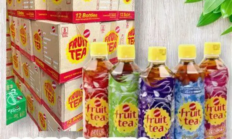 Botol Fruit Tea dalam suasana estetik