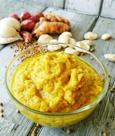 Proses Menumis Bumbu Proses menumis bumbu kuning hingga matang