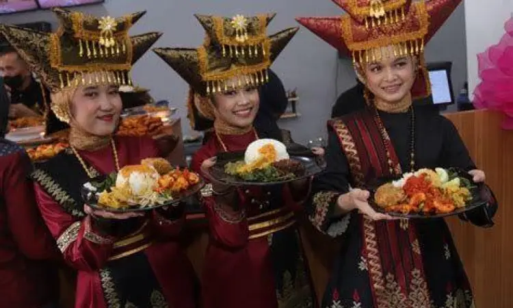 tatanan lauk nasi kapau di atas meja berundak