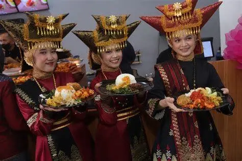 Penyajian Khas Nasi Kapau tatanan lauk nasi kapau di atas meja berundak