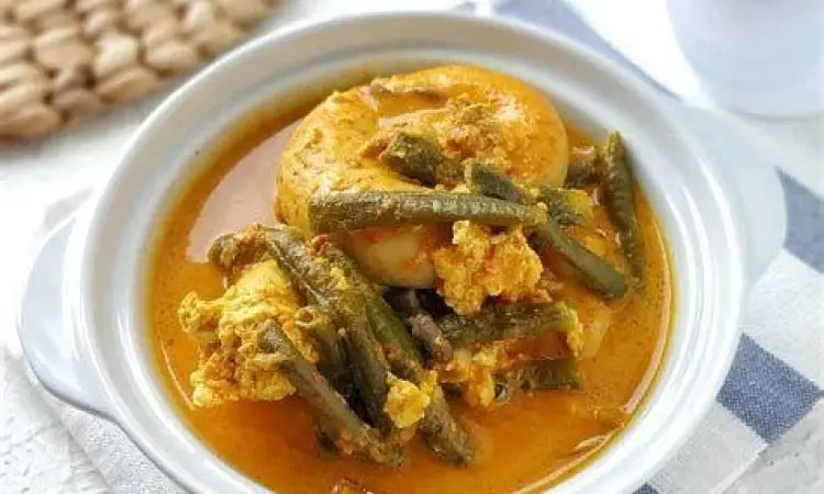 potongan gulai tambusu dengan kuah kuning kental