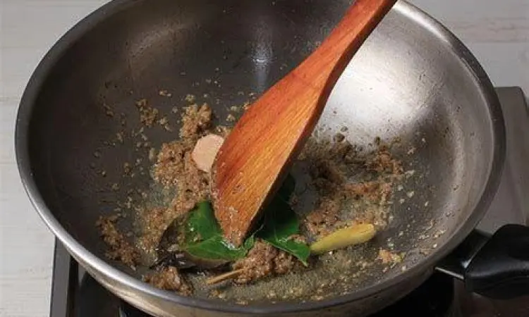 Menumis Bumbu Lapis Proses menumis bumbu halus lapis daging sapi