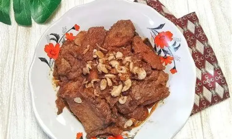 Sajian lapis daging sapi yang sudah matang dengan kuah kental