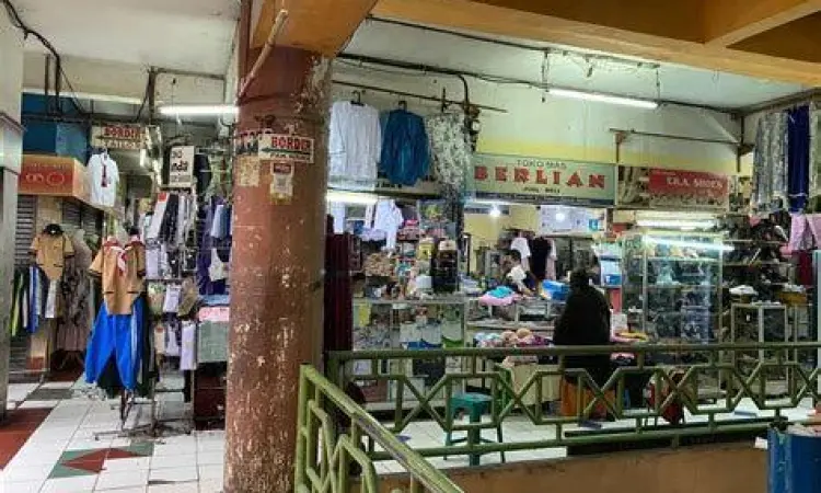Lorong Kios Pasar Tebet Timur Interior dan lorong kios di Pasar Tebet Timur