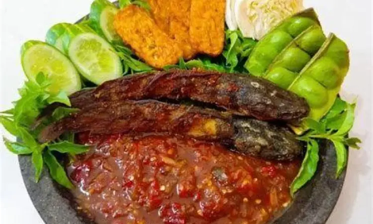 Menu Utama Warung Lamongan Sajian pecel lele lamongan lengkap dengan sambal dan lalapan