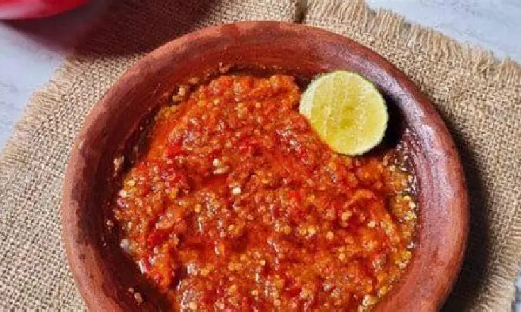 Proses pembuatan sambal lamongan menggunakan ulekan batu