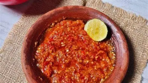 Rahasia Sambal Lamongan Proses pembuatan sambal lamongan menggunakan ulekan batu