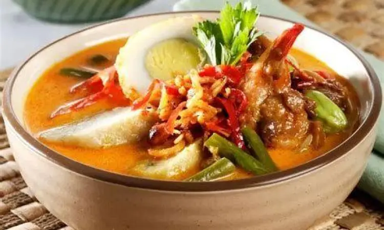 Lontong Medan Komplit Porsi lengkap lontong medan dengan bumbu tauco dan udang kecepe