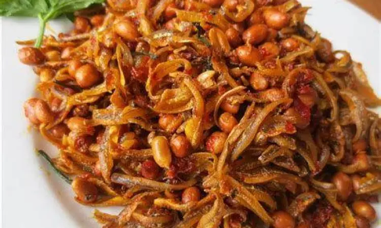 Teri kacang medan sebagai topping lontong