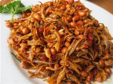 Teri Kacang Medan Teri kacang medan sebagai topping lontong