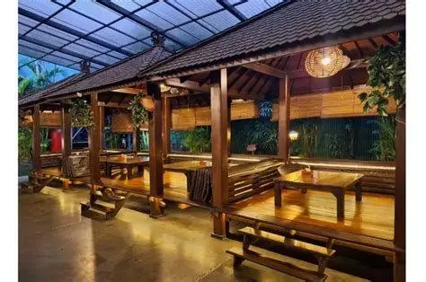 Restoran Lesehan Outdoor Restoran lesehan dengan pemandangan sawah