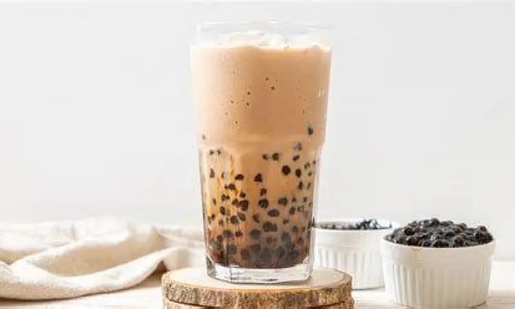 Segelas boba milk tea dengan sirup brown sugar pekat