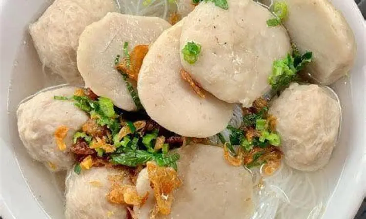 Bakso gepeng dengan kuah kaldu bening dan bawang putih goreng