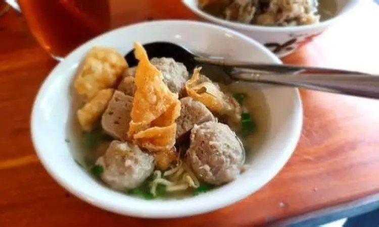 Suasana warung bakso di Tebet yang ramai pengunjung