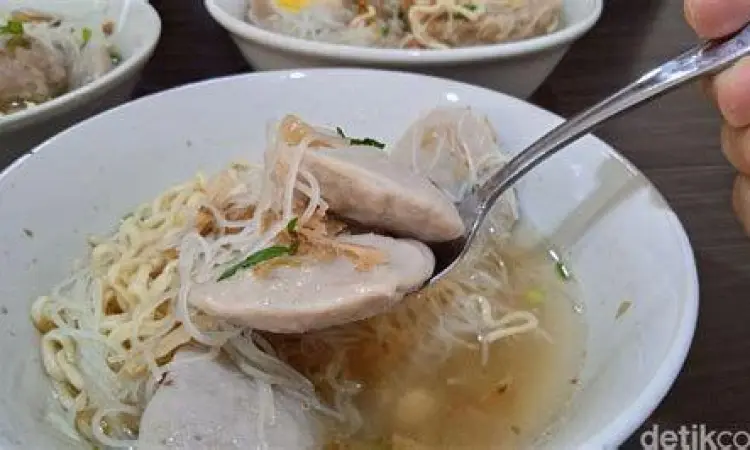 Suasana Warung Bakso Tebet Suasana warung bakso gepeng di Tebet yang ramai pengunjung