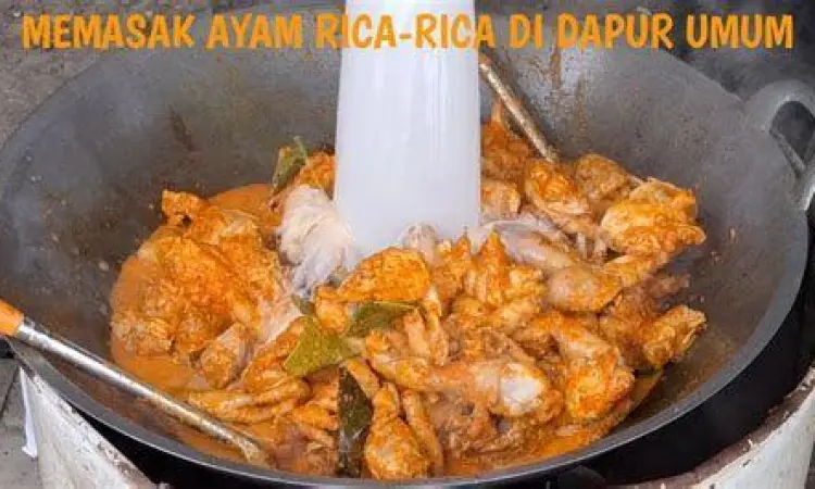 Memasak Topping Rica Rica Proses menumis ayam dengan bumbu rica rica yang merah membara