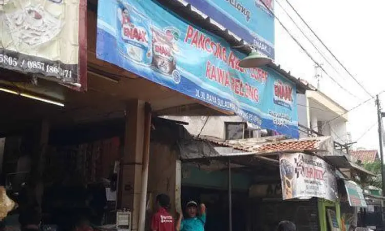 Suasana ramai kedai pancong rawa belong malam hari