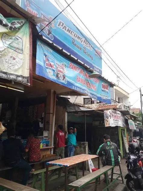 Suasana Kedai Pancong Suasana ramai kedai pancong rawa belong malam hari