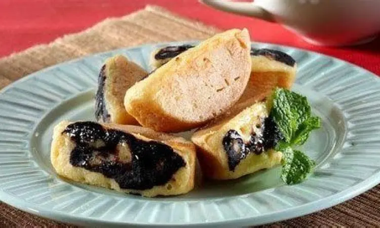 Proses memasak kue pancong di atas bara api