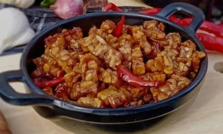 Tempe Orek Warteg Sajian tempe orek manis pedas di warteg bahari