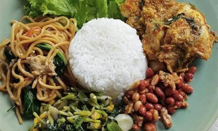Porsi Sehat Warteg Pilihan nasi rames dengan banyak sayuran hijau