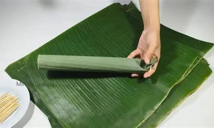 Pemilihan Daun Pisang Proses pemilihan daun pisang yang berkualitas untuk membungkus lontong